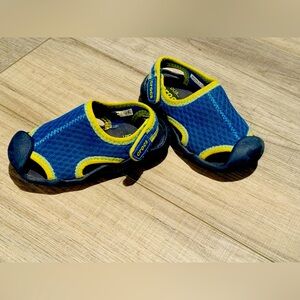 CROCS Dual confort Water shoes. Size: C8